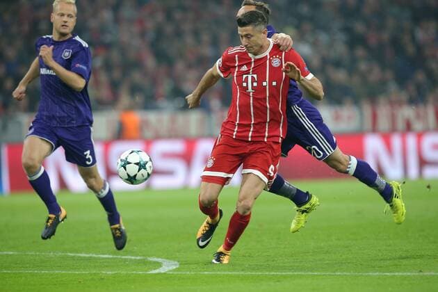 Robert Lewandowski (FC Bayern Muenchen 9) wird von Sven Kums ( RSC Anderlecht 20 ) außerhalb des Strafraums gefoult, FC Bayern Muenchen vs. RSC Anderlecht, Champions League, Fussball, 12.09.2017, Fussball, 12.09.2017, Muenchen Copyright: xLanger Eibner-Pressefotox EP_HLR