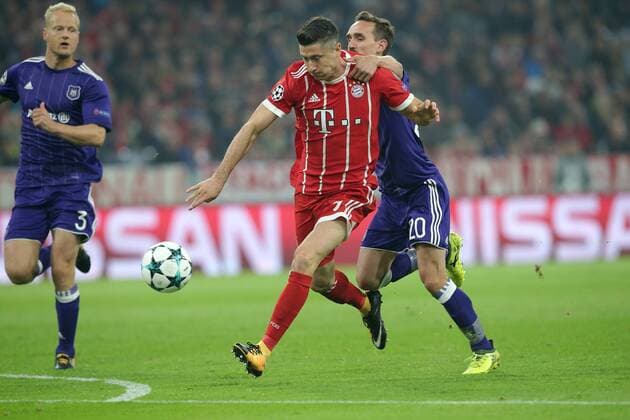Robert Lewandowski (FC Bayern Muenchen 9) wird von Sven Kums ( RSC Anderlecht 20 ) außerhalb des Strafraums gefoult, FC Bayern Muenchen vs. RSC Anderlecht, Champions League, Fussball, 12.09.2017, Fussball, 12.09.2017, Muenchen Copyright: xLanger Eibner-Pressefotox EP_HLR