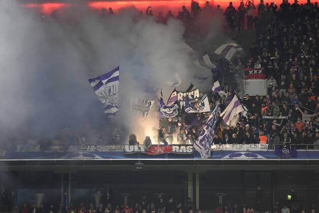 Rauch steigt auf im Anderlecht-Fanblock, Bengalos, Pyrotechnik. Deutschland, Muenchen: Fussball, UEFA Champions League, Matchday 1: FC Bayern Muenchen vs RSC Anderlecht am 12.09.2017, Allianz Arena.