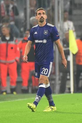 Sven Kums (RSC Anderlecht) geht nach seiner Roten Karte vom Platz und schaut sich die Szene nochmals auf der Anzeigentafel an. Deutschland, Muenchen: Fussball, UEFA Champions League, Matchday 1: FC Bayern Muenchen vs RSC Anderlecht am 12.09.2017, Allianz Arena.