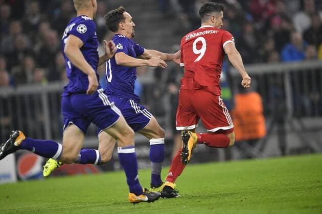 nach Foul von Sven Kums RSC Anderlecht Foulelfmeter Schiedsrichter Referee Paolo Tagliavento rote Karte, rot, Platzverweis verwandelt von Robert Lewandowski FC Bayern München zum 1:0 TOR Champions League CL Gruppenphase FC Bayern München FCB vs RSC Anderlecht 12.09.2017 FC Bayern München FCB vs RSC Anderlecht
