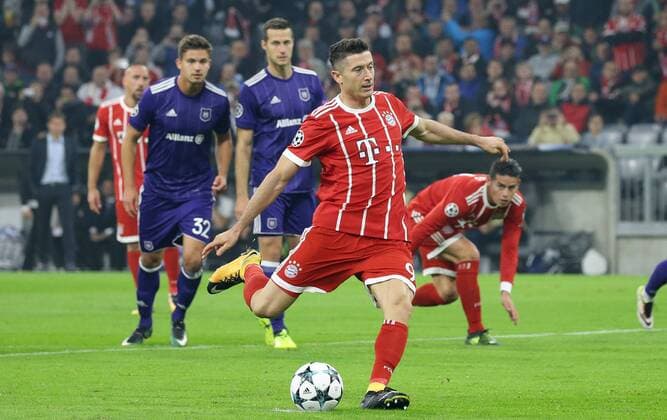 München , Fußball UEFA ChampionsLeague Bayern München vs. RSC Anderlecht , Tor zum 1 : 0 , Robert Lewandowski ( Bayern ) verwandelt einen Elfmeter