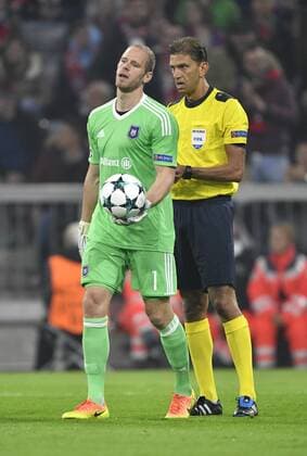 nach Foul von Sven Kums RSC Anderlecht Foulelfmeter Schiedsrichter Referee Paolo Tagliavento rote Karte, rot, Platzverweis verwandelt von Robert Lewandowski FC Bayern München zum 1:0 TOR Enttäuschung bei Torwart Matz Sels RSC Anderlecht Champions League CL Gruppenphase FC Bayern München FCB vs RSC Anderlecht 12.09.2017 FC Bayern München FCB vs RSC Anderlecht