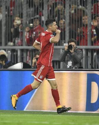nach Foul von Sven Kums RSC Anderlecht Foulelfmeter Schiedsrichter Referee Paolo Tagliavento rote Karte, rot, Platzverweis verwandelt von Robert Lewandowski FC Bayern München zum 1:0 TOR Torjubel Gestik, Geste Finger im Mund Champions League CL Gruppenphase FC Bayern München FCB vs RSC Anderlecht 12.09.2017 FC Bayern München FCB vs RSC Anderlecht
