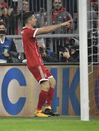 nach Foul von Sven Kums RSC Anderlecht Foulelfmeter Schiedsrichter Referee Paolo Tagliavento rote Karte, rot, Platzverweis verwandelt von Robert Lewandowski FC Bayern München zum 1:0 TOR Torjubel Gestik, Geste Finger im Mund Champions League CL Gruppenphase FC Bayern München FCB vs RSC Anderlecht 12.09.2017 FC Bayern München FCB vs RSC Anderlecht