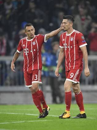 nach Foul von Sven Kums RSC Anderlecht Foulelfmeter Schiedsrichter Referee Paolo Tagliavento rote Karte, rot, Platzverweis verwandelt von Robert Lewandowski FC Bayern München zum 1:0 TOR Torjubel mit Rafinha FC Bayern München Champions League CL Gruppenphase FC Bayern München FCB vs RSC Anderlecht 12.09.2017 FC Bayern München FCB vs RSC Anderlecht