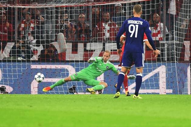 Robert Lewandowski (FC Bayern Muenchen) erzielt per Foulelfmeter das 1:0, Torwart Matz Sels (RSC Anderlecht). Deutschland, Muenchen: Fussball, UEFA Champions League, Matchday 1: FC Bayern Muenchen vs RSC Anderlecht am 12.09.2017, Allianz Arena.