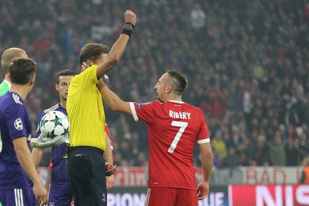 Schiedsrichter, Referee, Paolo Tagliavento gibt Gelb an Franck Ribery 7 (FC Bayern Muenchen) der langt ihm ins Gesicht, FC Bayern Muenchen vs. RSC Anderlecht, Fussball, Vorrunde, Champions League, 12.09.2017 Muenchen Bayern Deutschland