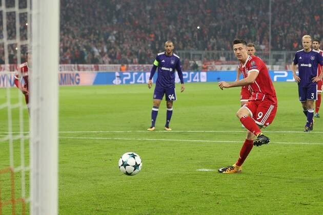 Bilder des Tages - SPORT Robert Lewandowski 9 (FC Bayern Muenchen) per Foulelfmeter zum 1:0, FC Bayern Muenchen vs. RSC Anderlecht, Fussball, Vorrunde, Champions League, 12.09.2017 Muenchen Bayern Deutschland