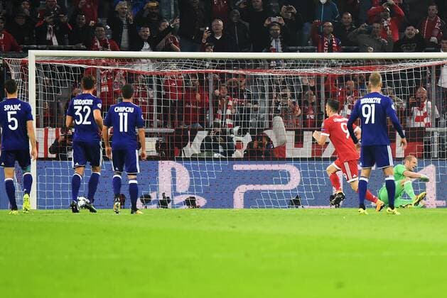 Robert Lewandowski (FC Bayern Muenchen) erzielt per Foulelfmeter das 1:0. Deutschland, Muenchen: Fussball, UEFA Champions League, Matchday 1: FC Bayern Muenchen vs RSC Anderlecht am 12.09.2017, Allianz Arena.