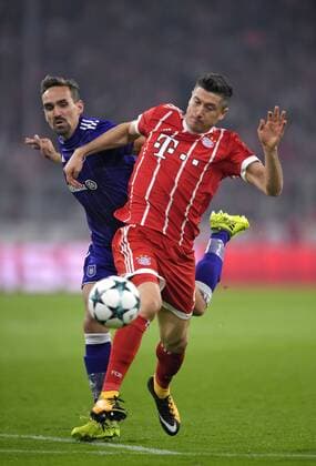 12.09.2017, Fussball Championsleague 2017 2018, FC Bayern München - RSC Anderlecht, in der Allianz-Arena München. Sven Kums (hinten, RSC Anderlecht) reisst Robert Lewandowski (FC Bayern München) an der Strafraumgrenze um, der Schiedsrichter gibt Elfmeter für Bayern und Rote Karte für den Belgier.