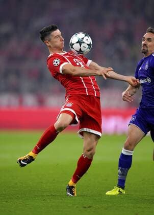 12.09.2017, Fussball Championsleague 2017 2018, FC Bayern München - RSC Anderlecht, in der Allianz-Arena München. li: Robert Lewandowski (FC Bayern München) nimmt den Ball an.