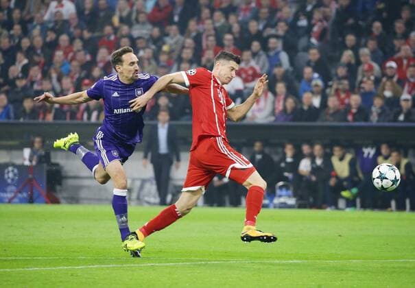 München , Fußball UEFA ChampionsLeague Bayern München vs. RSC Anderlecht , Foul von Sven Kums ( Anderlecht ) an Robert Lewandowski ( Bayern ) führt zum Elfmeter für Bayern und zur Roten Karte für Sven Kums