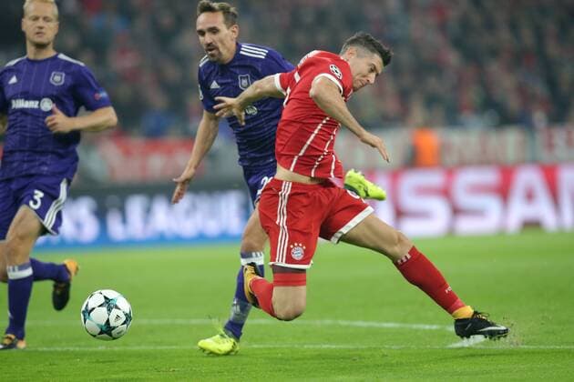 Sven Kums ( RSC Anderlecht 20 ) mit dem Foul an Robert Lewandowski (FC Bayern Muenchen 9), FC Bayern Muenchen vs. RSC Anderlecht, Champions League, Fussball, 12.09.2017, Fussball, 12.09.2017, Muenchen Copyright: xLanger Eibner-Pressefotox EP_HLR