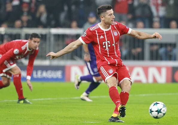 Robert Lewandowski (FC Bayern) trifft per Elfmeter zum 1-0 Fussball UEFA Champions League FC Bayern München - RSC Anderlecht 12.09.2017
