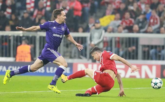 Sven Kums (RSC Anderlecht) foult Robert Lewandowski (FC Bayern) Fussball UEFA Champions League FC Bayern München - RSC Anderlecht 12.09.2017