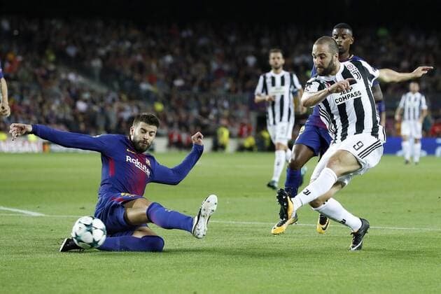 (L-R) Gerard Pique of FC Barcelona Barca Nelson Semedo of FC Barcelona, Gonzalo Higuain of Juventus FC during the UEFA Champions League group D match between FC Barcelona and Juventus FC on September 12, 2017 at the Camp Nou stadium in Barcelona, Spain. UEFA Champions League 2017 2018 xVIxVIxImagesx xMauricexvanxSteenxIVx 8726241