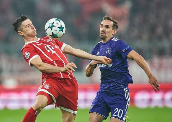 f Robert LEWANDOWSKI, FCB 9 Zweikampf , Aktion um den Ball gegen Sven KUMS, RSC ANDERLECHT 20 Foul zum Elfmeterschiessen, 11m, Strafstoss, Strafe, Elfmeter, Strafstoß ,Aktion, Einzelbild, Torschuss FC BAYERN MUENCHEN - RSC ANDERLECHT Gruppenphase Hinspiel, Fussball UEFA Champions League, Muenchen, 12.09.2017 CL Saison 2017 2018