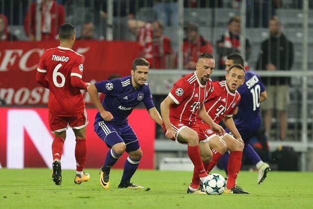 l-r: im Zweikampf, Aktion, mit Thiago Alcantara 6 (FC Bayern Muenchen), Alexandru Chipciu 11 (RSC Anderlecht), Franck Ribery 7 (FC Bayern Muenchen), Rafinha 13 (FC Bayern Muenchen), Nicolae Stanciu 10 (RSC Anderlecht), FC Bayern Muenchen vs. RSC Anderlecht, Fussball, Vorrunde, Champions League, 12.09.2017 Muenchen Bayern Deutschland