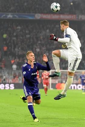 Bilder des Tages - SPORT Lukasz Teodorczyk (RSC Anderlecht), Torwart Manuel Neuer (FC Bayern Muenchen). Deutschland, Muenchen: Fussball, UEFA Champions League, Matchday 1: FC Bayern Muenchen vs RSC Anderlecht am 12.09.2017, Allianz Arena.