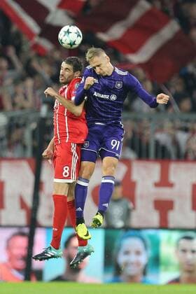 l-r: im Zweikampf, Aktion, Kopfballduell mit Javi Martinez 8 (FC Bayern Muenchen) und Lukas Teodorczyk 91 (RSC Anderlecht), FC Bayern Muenchen vs. RSC Anderlecht, Fussball, Vorrunde, Champions League, 12.09.2017 Muenchen Bayern Deutschland