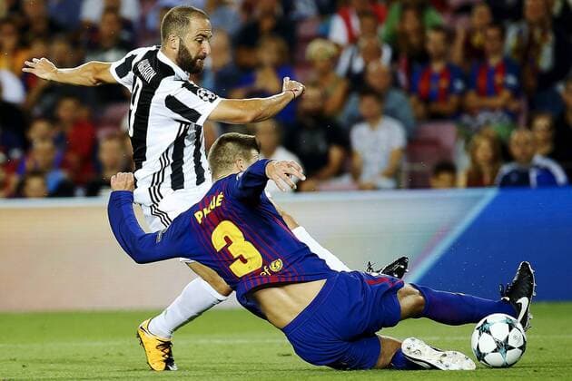FC Barcelona Barca s defender Gerard Pique (down) vies for the ball with Juventus Argentinian striker Gonzalo Higuain reacts during the UEFA Champions League match between FC Barcelona and Juventus FC in Barcelona, Catalonia, Spain, 12 September 2017. FC BARCELONA VS. JUVENTUS FC !ACHTUNG: NUR REDAKTIONELLE NUTZUNG!  Copyright: xAlejandroxGarciax BCN013 20170912-636408485105916859