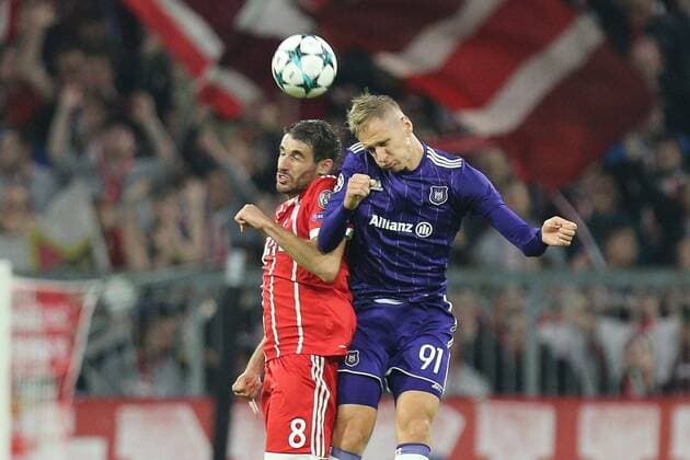 l-r: im Zweikampf, Aktion, Kopfballduell mit Javi Martinez 8 (FC Bayern Muenchen) und Lukas Teodorczyk 91 (RSC Anderlecht), FC Bayern Muenchen vs. RSC Anderlecht, Fussball, Vorrunde, Champions League, 12.09.2017 Muenchen Bayern Deutschland