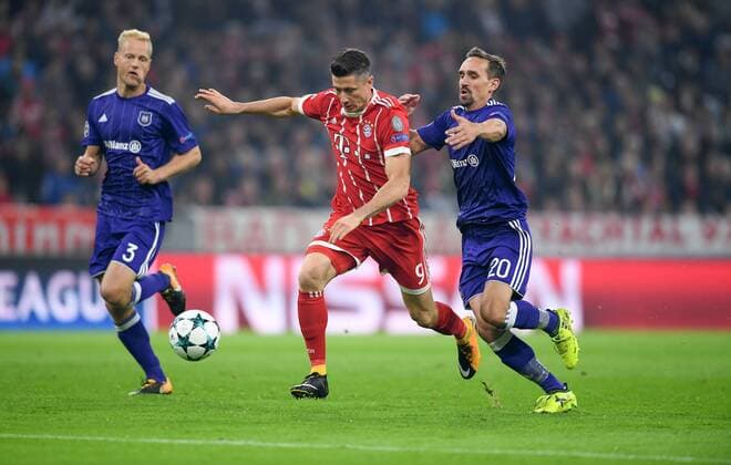 FUSSBALL CHAMPIONS LEAGUE SAISON 2017 2018 GRUPPENPHASE FC Bayern Muenchen - RSC Anderlecht 12.09.2017 Szene zum Elfmeter: Sven Kums (re, RSC Anderlecht) foult Robert Lewandowski (Mitte, FC Bayern Muenchen) Muenchen