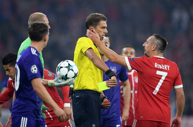 FUSSBALL CHAMPIONS LEAGUE SAISON 2017 2018 GRUPPENPHASE FC Bayern Muenchen - RSC Anderlecht 12.09.2017 Franck Ribery (FC Bayern Muenchen) reklamiert bei Schiedsrichter Paolo Tagliavento und sieht Gelb-Rot Muenchen