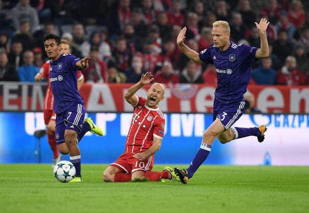 FUSSBALL CHAMPIONS LEAGUE SAISON 2017 2018 GRUPPENPHASE FC Bayern Muenchen - RSC Anderlecht 12.09.2017 Andy Najar (li) und Olivier Deschacht (re, beide RSC Anderlecht) gegen Arjen Robben (Mitte, beide FC Bayern Muenchen) Muenchen