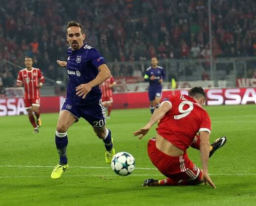 Fussball, Champions League, Saison 2017 2018, Herren, 12.09.2017, Vorrunde, 1. Spieltag, FC Bayern München - RSC Anderlecht v.l. foul das zum Elfmeter führte, Sven Kums , RSC Anderlecht, an Robert Lewandowski, FC Bayern München,