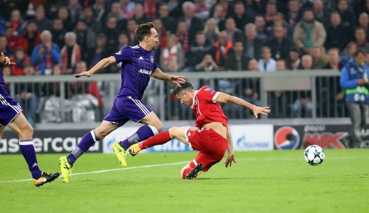 Bilder des Tages - SPORT FC Bayern München - RSC Anderlecht Deutschland, München, 12.09.2017, Fussball, UEFA Champions League, Saison 2017 2018, Gruppenphase, 1. Spieltag, FC Bayern München - RSC Anderlecht: v.l. Sven Kums (RSC Anderlecht), Robert Lewandowski (FC Bayern München); Notbremse Rote Karte Kums und Elfmeter 1:0 Lewandowski.