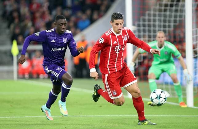 FC Bayern München - RSC Anderlecht Deutschland, München, 12.09.2017, Fussball, UEFA Champions League, Saison 2017 2018, Gruppenphase, 1. Spieltag, FC Bayern München - RSC Anderlecht: v.l. Dennis Appiah (RSC Anderlecht), James Rodriguez (FC Bayern München).