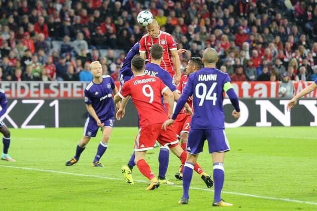 im Zweikampf, Aktion, mitim Strafraum, Arjen Robben 10 (FC Bayern Muenchen), Uros Spajic 5 (RSC Anderlecht), Robert Lewandowski 9 (FC Bayern Muenchen), Sofiane Hanni 94 (RSC Anderlecht), FC Bayern Muenchen vs. RSC Anderlecht, Fussball, Vorrunde, Champions League, 12.09.2017 Muenchen Bayern Deutschland