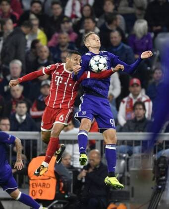 Kopfballduell, Zweikampf, Aktion Lukasz Teodorczyk RSC Anderlecht (rechts) gegen Thiago Alcantara FC Bayern München Champions League CL Gruppenphase FC Bayern München FCB vs RSC Anderlecht 12.09.2017 FC Bayern München FCB vs RSC Anderlecht