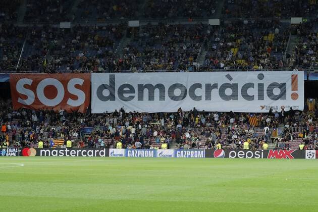 Bilder des Tages - SPORT banner SOS democracia, protest for independence of Catalonia during the UEFA Champions League group D match between FC Barcelona Barca and Juventus FC on September 12, 2017 at the Camp Nou stadium in Barcelona, Spain. UEFA Champions League 2017 2018 xVIxVIxImagesx xMauricexvanxSteenxIVx 8726509
