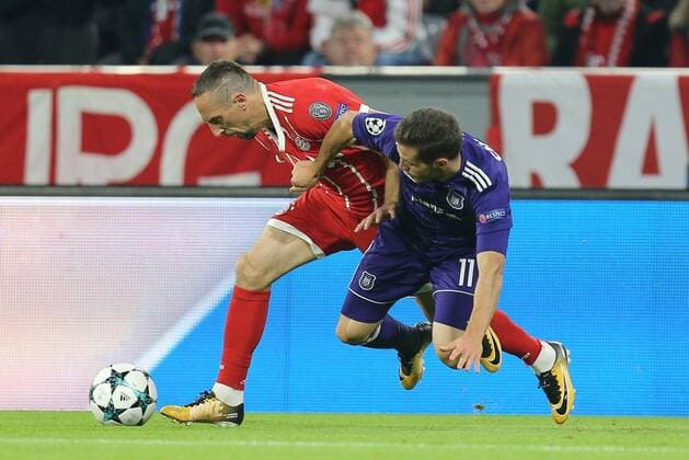 l-r: im Zweikampf, Aktion, mit Franck Ribery 7 (FC Bayern Muenchen) und Alexandru Chipciu 11 (RSC Anderlecht), FC Bayern Muenchen vs. RSC Anderlecht, Fussball, Vorrunde, Champions League, 12.09.2017 Muenchen Bayern Deutschland