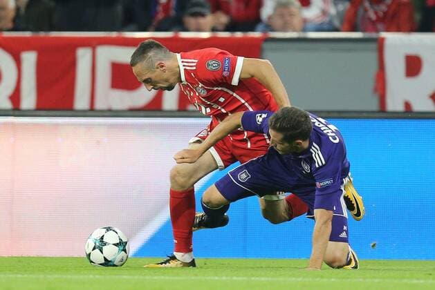 l-r: im Zweikampf, Aktion, mit Franck Ribery 7 (FC Bayern Muenchen) und Alexandru Chipciu 11 (RSC Anderlecht), FC Bayern Muenchen vs. RSC Anderlecht, Fussball, Vorrunde, Champions League, 12.09.2017 Muenchen Bayern Deutschland