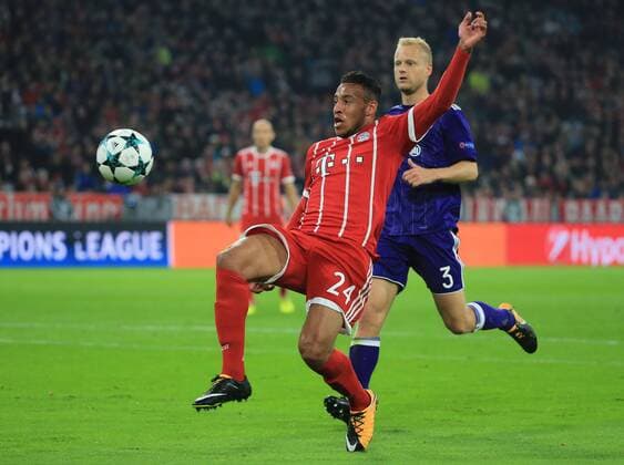 20170912, CL. FCB vs RSC Anderlecht, Champions League, Allianz Arena Muenchen, Fussball, im Bild: Corentin Tolisso (FCB) verfolgt von Olivier Deschacht (Anderlecht)