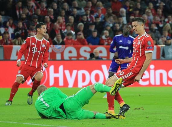 20170912, CL. FCB vs RSC Anderlecht, Champions League, Allianz Arena Muenchen, Fussball, im Bild: Mats Sels (Anderlecht) stoppt Robert Lewandowski (FCB)