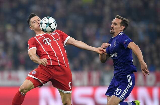 FUSSBALL CHAMPIONS LEAGUE SAISON 2017 2018 GRUPPENPHASE FC Bayern Muenchen - RSC Anderlecht 12.09.2017 Robert Lewandowski (li, FC Bayern Muenchen) gegenSven Kums (re, RSC Anderlecht) Muenchen