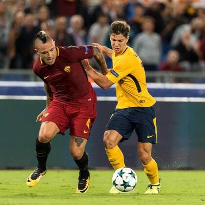 (L-R) Radja Nainggolan of AS Roma, Luciano Vietto of Club Atletico de Madrid during the UEFA Champions League group C match match between AS Roma and Atletico Madrid on September 12, 2017 at the Stadio Olimpico in Rome, Italy. UEFA Champions League 2017 2018 xVIxVIxImagesx xGerritxvanxKeulenxIVx 8726729