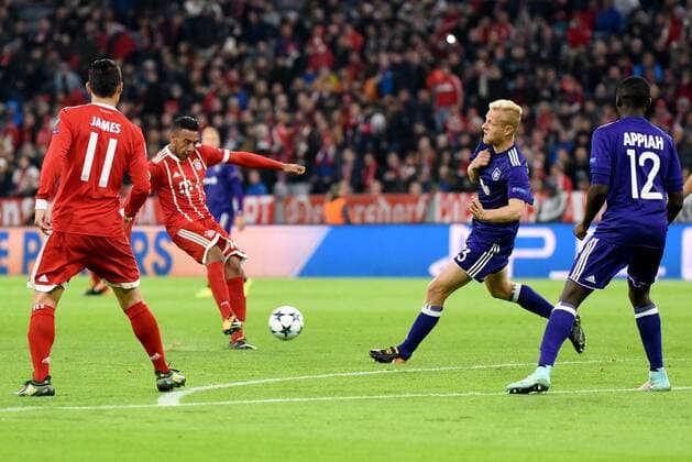 James Rodriguez (FC Bayern Muenchen), Corentin Tolisso (FC Bayern Muenchen), Oliver Deschacht (RSC Anderlecht), Dennis Appiah (RSC Anderlecht). Deutschland, Muenchen: Fussball, UEFA Champions League, Matchday 1: FC Bayern Muenchen vs RSC Anderlecht am 12.09.2017, Allianz Arena.
