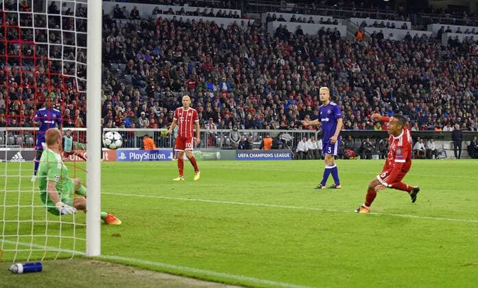 Bilder des Tages - SPORT 12.09.2017, Fussball Championsleague 2017 2018, FC Bayern München - RSC Anderlecht, in der Allianz-Arena München. Torschuss Thiago (re, FC Bayern München) zum 2:0 gegen Torwart Matz Sels (RSC Anderlecht)