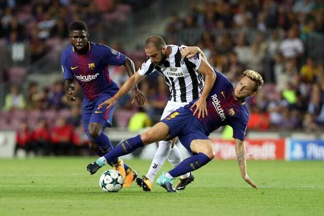 FC Barcelona Barca s Croatian midfielder Ivan Rakitic (R) and Juventus Argentinian striker Gonzalo Higuain vie for the ball during the UEFA Champions League match between FC Barcelona and Juventus FC in Barcelona, Catalonia, Spain, 12 September 2017. FC BARCELONA VS. JUVENTUS FC !ACHTUNG: NUR REDAKTIONELLE NUTZUNG!  Copyright: xAlejandroxGarciax BCN031 20170912-636408510200644320