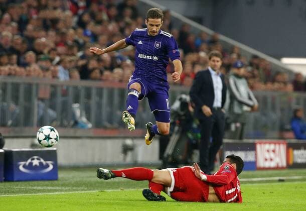 Alexandru Chipciu, James Rodriguez Aktion Spielszene Zweikampf Fußball Fussball UEFA CL Championsleague Herren Saison 2017 2018 12.09.2017 FC Bayern München vs. RSC Anderlecht