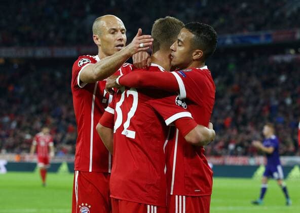Arjen Robben, Joshua Kimmich, Thiago 2:0 Freude Emotion jubelnd Jubel nach 2:0 Fußball Fussball UEFA CL Championsleague Herren Saison 2017 2018 12.09.2017 FC Bayern München vs. RSC Anderlecht