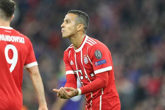 Torjubel von Thiago Alcantara 6 (FC Bayern Muenchen) zum 2:0, signalisiert die Babywiege, FC Bayern Muenchen vs. RSC Anderlecht, Fussball, Vorrunde, Champions League, 12.09.2017 Muenchen Bayern Deutschland