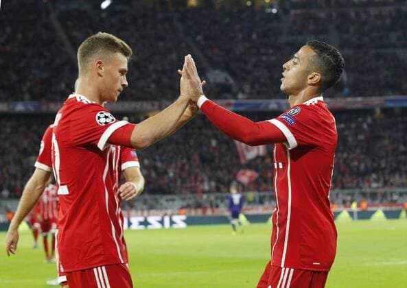 Torjubel 2:0 München, V.li. Joshua Kimmich (Bayern) , Torschütze Thiago (Bayern) . FC Bayern München-RSC Anderlecht . München, GER, 12.09.2017, Fussball-Champions League 2017 2018 .