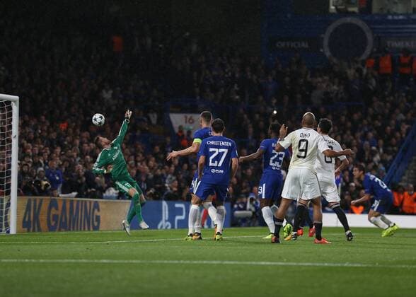 Bilder des Tages - SPORT 12th September 2017, Stamford Bridge, London, England; UEFA Champions League Group stage, Chelsea versus Qarabag FK; Cesar Azpilicueta of Chelsea heads the ball to score in the 55th minute to make it 3-0  ActionPlus11929436